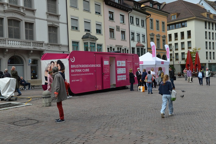 PINK CUBE heute in Schaffhausen - Brustkrebsvorsorge auf dem Fronwagplatz