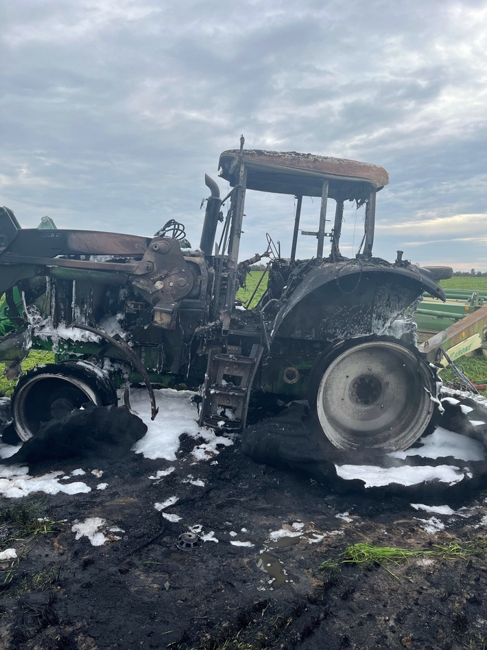 POL-DN: Traktor brennt aus