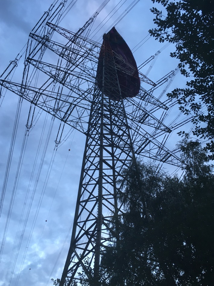 FW-E: Höhenrettereinsatz der Feuerwehr Essen bei Unfall mit Heißluftballon in Bottrop