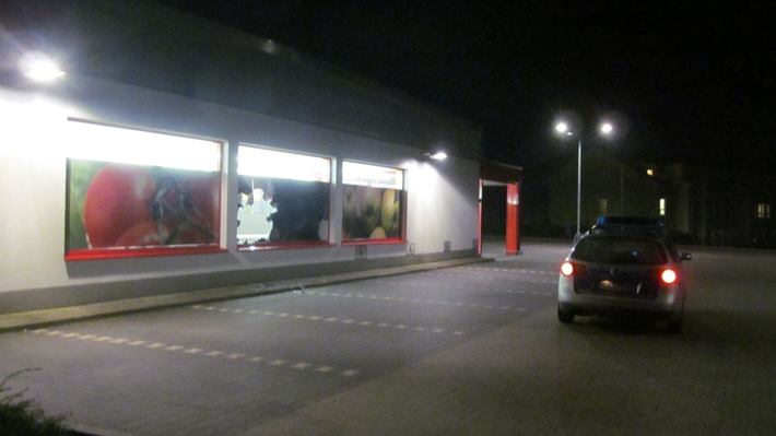POL-HOL: Verbrauchermarkt Nahkauf - Eschershausen: Einbrecher mussten ohne Beute flüchten - Durch eingeschlagene Scheibe eingestiegen -