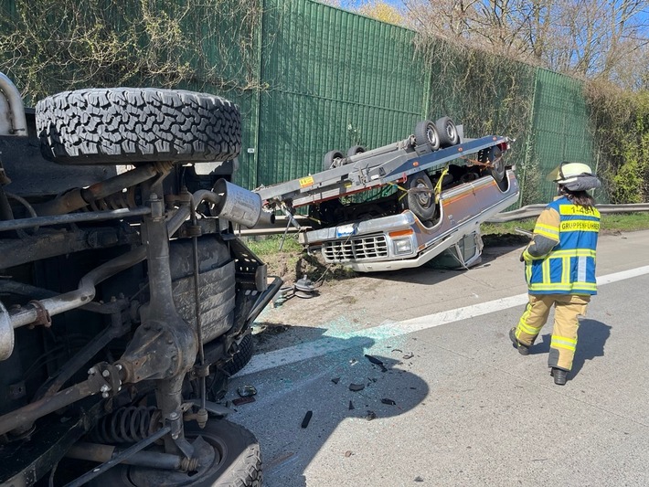 FW Bremerhaven: Gespann mit Oldtimer überschlägt sich auf Autobahn 27
