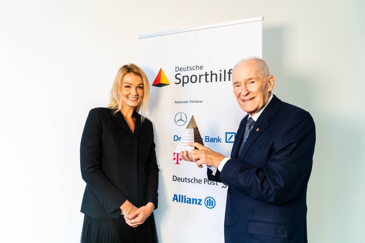 Hans Wilhelm Gäb erhält "Goldene Sportpyramide" 2020 aus den Händen von Schwimmlegende Franziska van Almsick