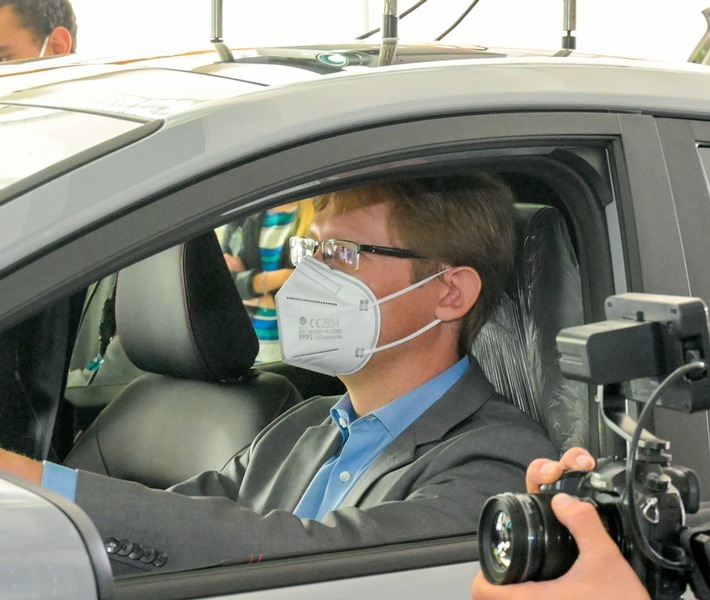 Staatssekretär Jens Deutschendorf testet den Promille-Fahrsimulator der "DDAD Academy" anlässlich der Auftaktveranstaltung 2021 in Wiesbaden.
 / Weiterer Text über ots und www.presseportal.de/nr/134956 / Die Verwendung dieses Bildes ist für redaktionelle Zwecke unter Beachtung ggf. genannter Nutzungsbedingungen honorarfrei. Veröffentlichung bitte mit Bildrechte-Hinweis.