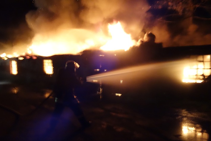 FW Bremerhaven: Lagerhalle brennt