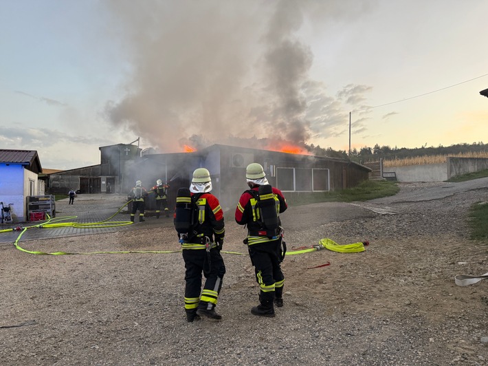 FW Überlingen: Großeinsatz / Dachstuhlbrand auf Landwirtschaftlichem Anwesen im Überlinger Teilort Bambergen auf dem Gut Neuhof / Feuer schnell unter Kontrolle