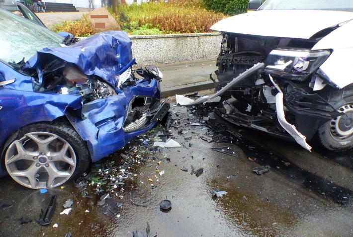 POL-MI: Autofahrer verstirbt bei Verkehrsunfall