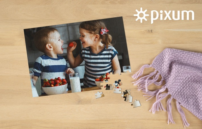 Kleine Teile gegen Langeweile: Mit Pixum Fotopuzzlen zuhause kreativ werden / Das Pixum Fotopuzzle sorgt garantiert für Spiel und Spaß daheim. Weiterer Text über ots und www.presseportal.de/nr/24663 / Die Verwendung dieses Bildes ist für redaktionelle Zwecke honorarfrei. Veröffentlichung bitte unter Quellenangabe: "obs/Pixum"