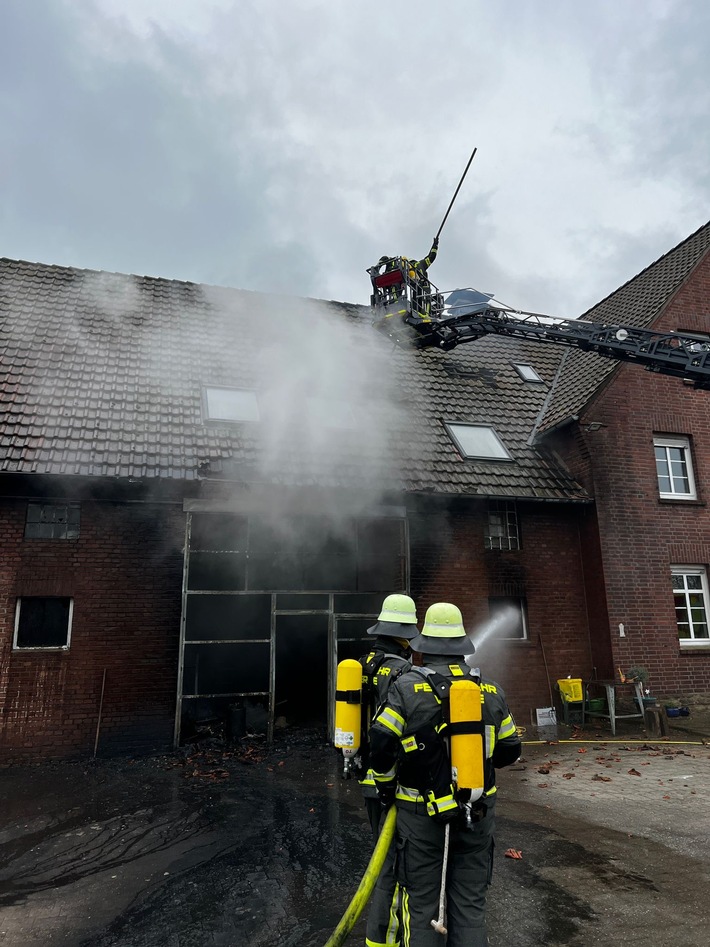 FW-WRN: Großbrand eines landwirtschaftlichen Betriebs in Werne-Ehringhausen