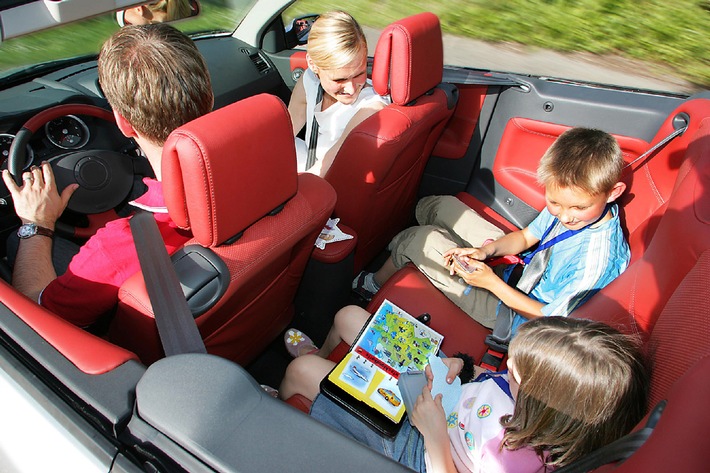 Kinderspiele für die Fahrt in die Ferien: Auf Tour mit den neuen Spielen von ADAC und Ravensburger