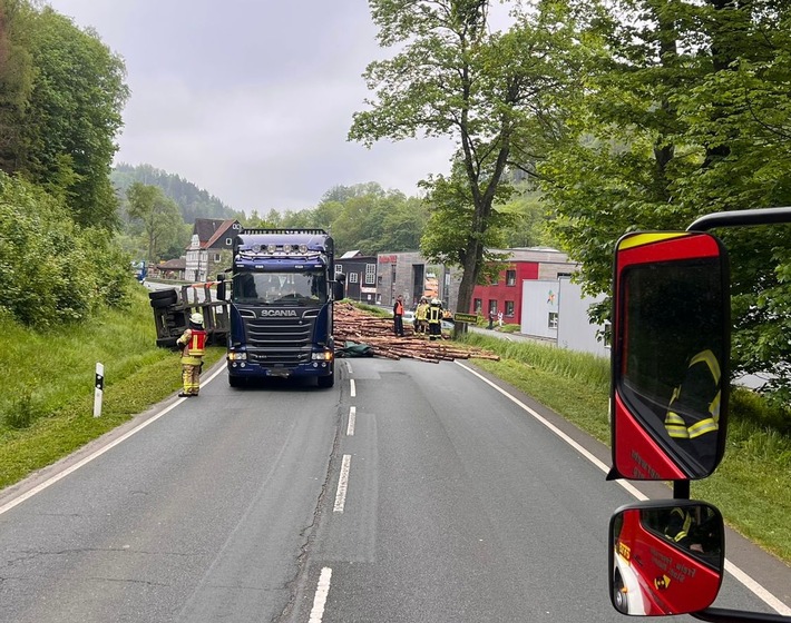 FF Olsberg: LKW Anhänger stürzt um und blockiert Bundesstraße 480 mit Ladung