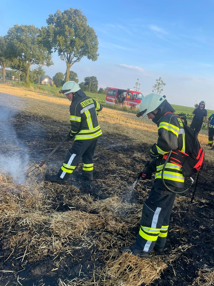 FW-KLE: Ausbreitungsgefahr groß: Freiwillige Feuerwehr Bedburg-Hau trainiert das Löschen von Flächenbränden