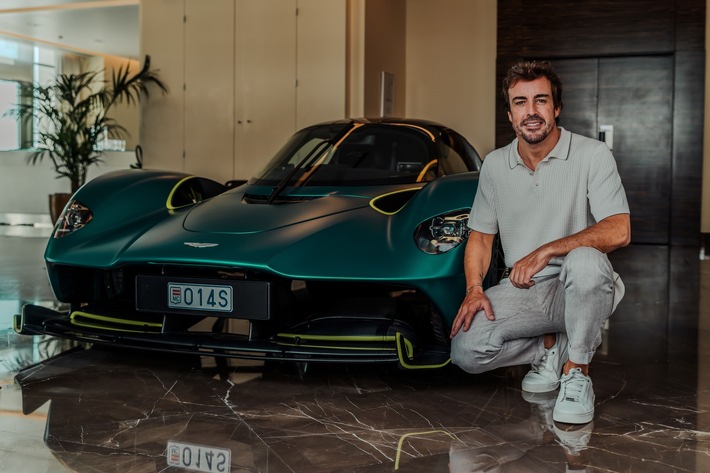 Formel-1-Auto für die Straße: Erster Aston Martin Valkyrie an Fernando Alonso übergeben