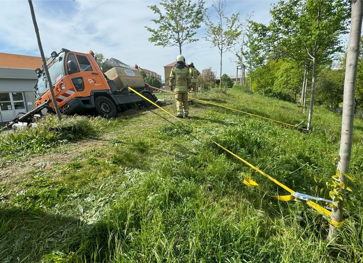 FW Dresden: Gießfahrzeug droht zu kippen