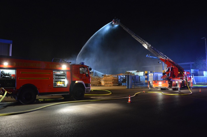 FW-MH: In Metallrecycling-Betrieb brannten 700 Kubikmeter Metall- und Kunststoffabfälle