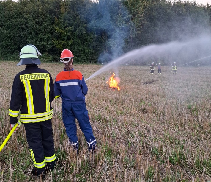 FW-AR: Gemeinsame Übung zur Vegetationsbrandbekämpfung in Wennigloh