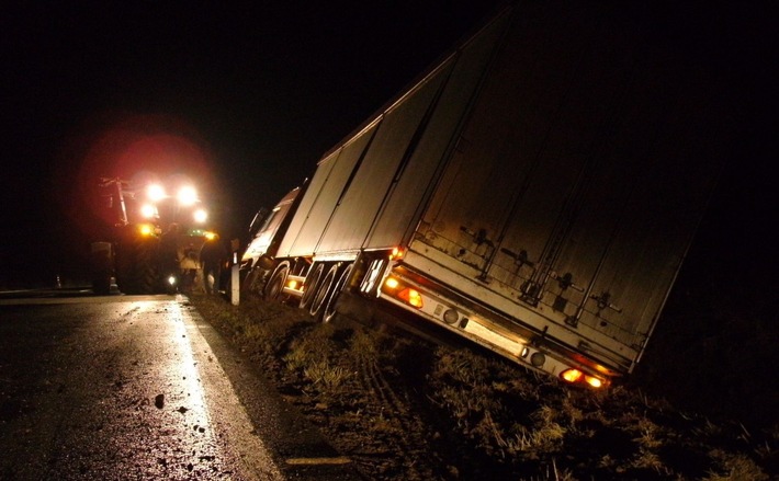 POL-NI: Windböe drückt LKW von der Straße -Bild im Download-