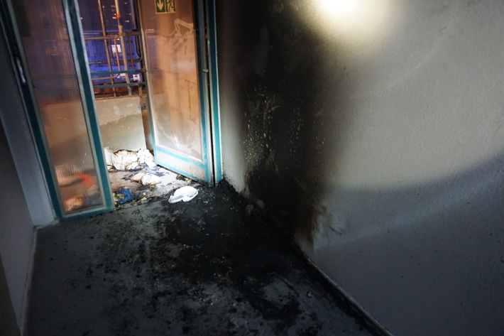 FW Ratingen: Brand in einem Hochhaus