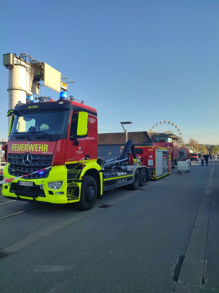 FW Konstanz: Ölteppich im Konstanzer Hafen