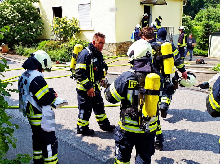 FW-EN: Zimmerbrand - Eine schwerst brandverletzte Person durch Feuerwehr gerettet