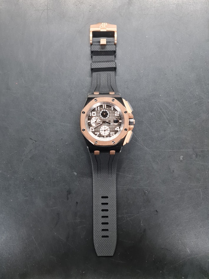 HZA-D: Strafverfahren für zwei Armbanduhren / Düsseldorfer Zoll stellt Uhren im Wert von 110.000 Euro sicher