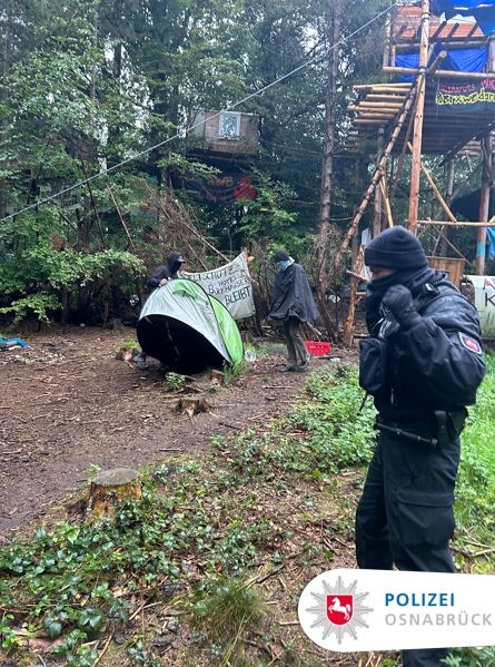 POL-OS: Bramsche: Polizeieinsatz im besetzten Waldstück - Durchsetzung der beschränkenden Verfügungen