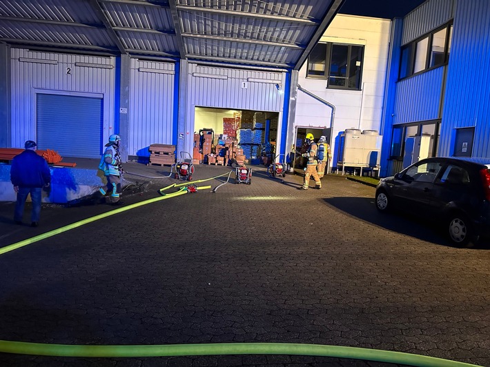 FW Ratingen: Ratingen, Brand in Gewerbebetrieb