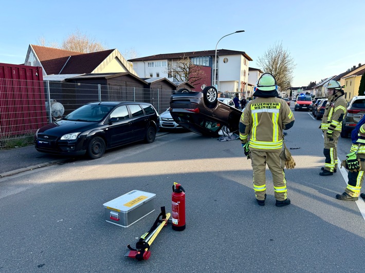 FW Weinheim: Mehrere Einsätze am Donnerstag fordern Feuerwehr Weinheim - bei einem Verkehrsunfall in der Händelstraße landet PKW auf Dach