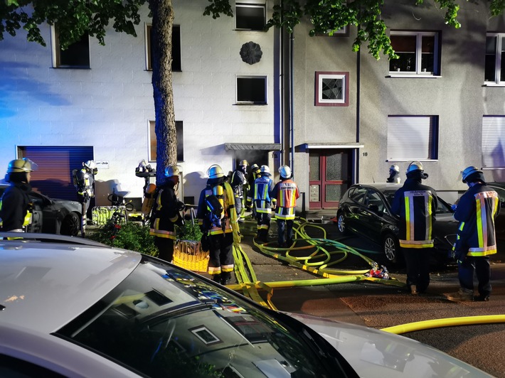 FW-E: Brand in Hobbykeller verraucht den Treppenraum