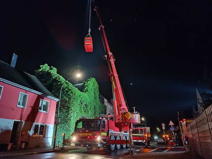 FW-DO: Nicht alltäglicher Einsatz für die Feuerwehr - Hauswand musste noch in der Nacht von Efeu befreien
