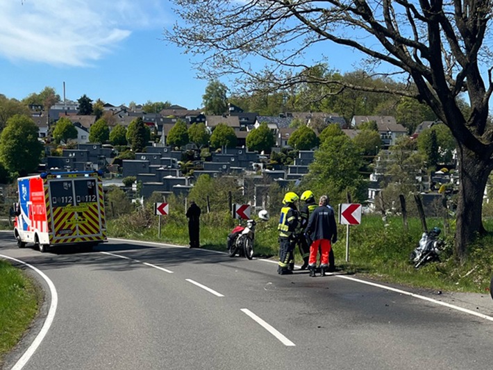 POL-GM: Motorradfahrer rutscht in den Gegenverkehr