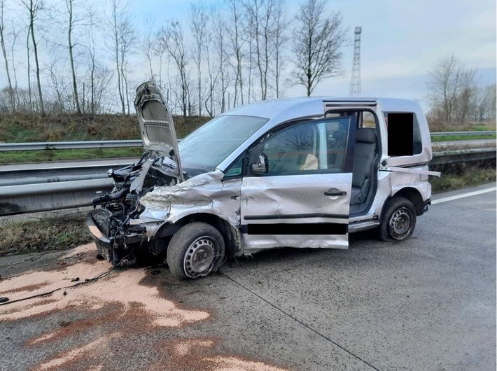 FW Bremerhaven: Schwerer Verkehrsunfall mit mehreren Verletzten und Toten auf der Autobahn 27