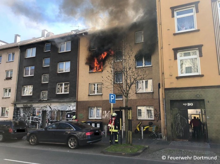 FW-DO: Rauch und Flammen aus einer Wohnung im zweiten Obergeschoss