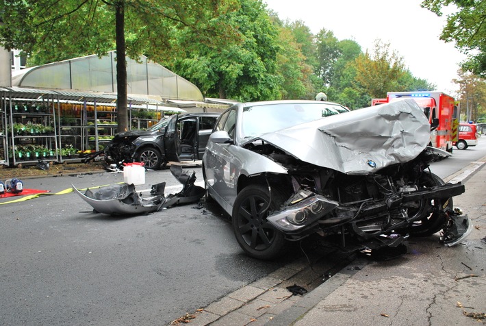 FW-MK: Schwerer Verkehrsunfall auf der Untergrüner Straße - 2 Personen verletzt