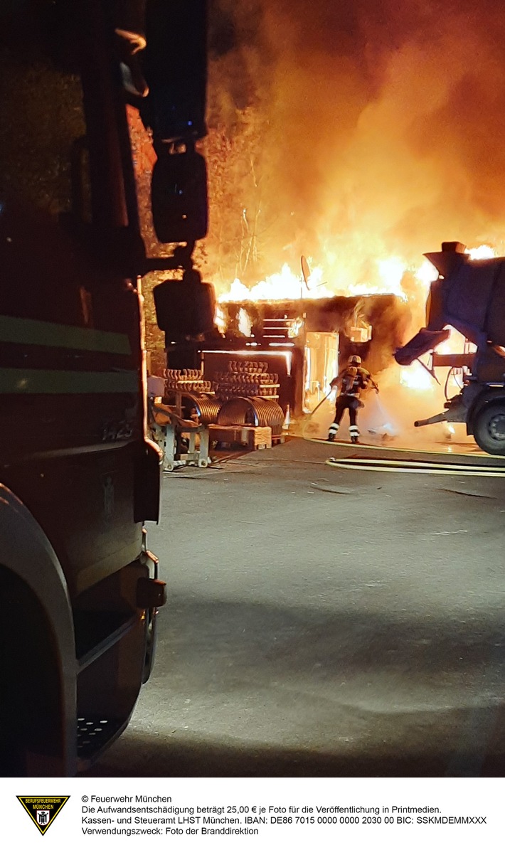 FW-M: Mehrere Baucontainer in Flammen (Lerchenau)