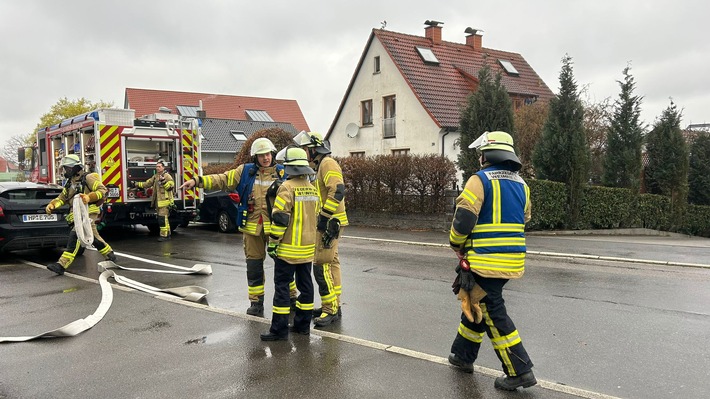 FW Weinheim: Realitätsnahe Einsatzübung in Lützelsachsen. Feuerwehr trainiert Brandeinsatz in Mehrparteienhaus