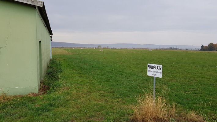 POL-HM: Nachtragsmitteilung zur Meldung: &quot;Frau mit Hund auf Landebahn - Pilot musste Landung bei Eimbeckhausen abbrechen (Zeugenaufruf)&quot;: Ermittlungen sind abgeschlossen