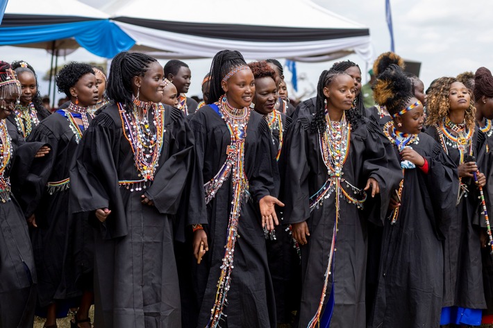 60 Massai Frauen in Kenia auf dem Weg ins Berufsleben