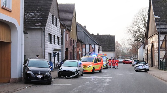 POL-HX: Hoher Sachschaden bei Unfall in Höxter-Stahle