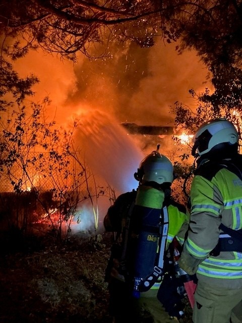FW Dresden: Brand einer Gartenlaube