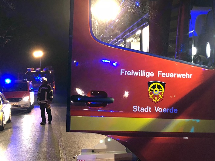 FW Voerde: Drei parallele Brandstellen in Voerde