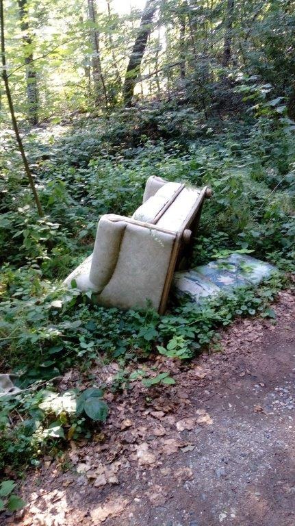 POL-KLE: Kleve - Unbekannte entsorgen Sofa illegal im Wald