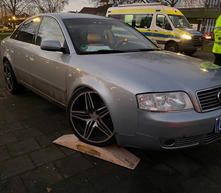 POL-DU: Hochfeld: Aufgeschlitzte Reifen - Polizei stoppt Fahrschulauto