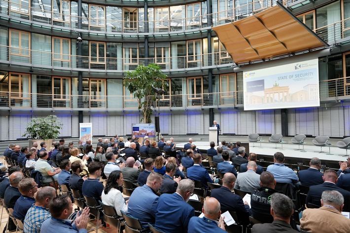 Kritische Infrastrukturen: "Jeder KRITIS-Betreiber muss Sicherheit ganzheitlich denken und zur Chefsache machen" / KÖTTER Security: Über 100 Teilnehmer bei der Sicherheitskonferenz STATE OF SECURITY