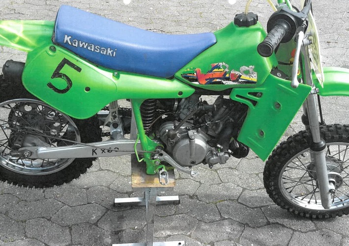 POL-CUX: Grüne Kinder-Motocrossmaschine aus Garage entwendet + Zeugenaufruf nach Unfallflucht