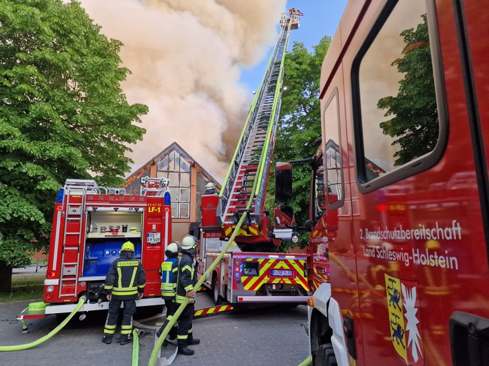 FW-RD: Großfeuer auf dem Gut Schierensee eine Person verletzt und fünf Pferde gerettet.