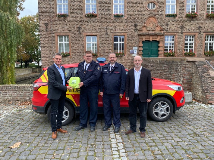 FW Niederzier: Unterstützung für die Feuerwehr Feuerwehr Niederzier stattet Löschfahrzeuge mit Automatisierten externe Defibrillatoren aus(AED)