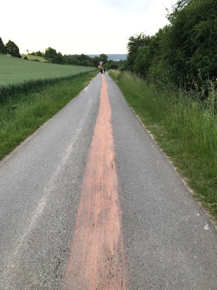 FW Lügde: Feuerwehr beseitigt Ölspur