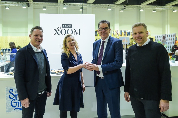 Xoom präsentiert nachhaltig produzierte Mode - Bundesentwicklungsminister Müller auf der Modemesse Panorama Berlin: &quot;Verantwortung für Mensch und Umwelt zeigt sich auch bei der Kleiderwahl.&quot;