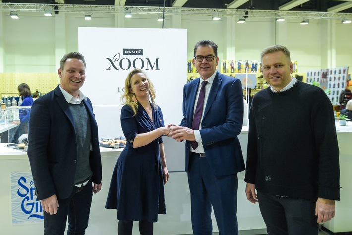 Xoom präsentiert nachhaltig produzierte Mode - Bundesentwicklungsminister Müller auf der Modemesse Panorama Berlin: "Verantwortung für Mensch und Umwelt zeigt sich auch bei der Kleiderwahl."