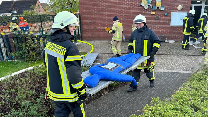 FW-KLE: Löschgruppen Kessel und Reichswalde übten im St.-Anna-Kindergarten / Gemeinsame Pressemitteilung der Feuerwehren Goch und Kleve